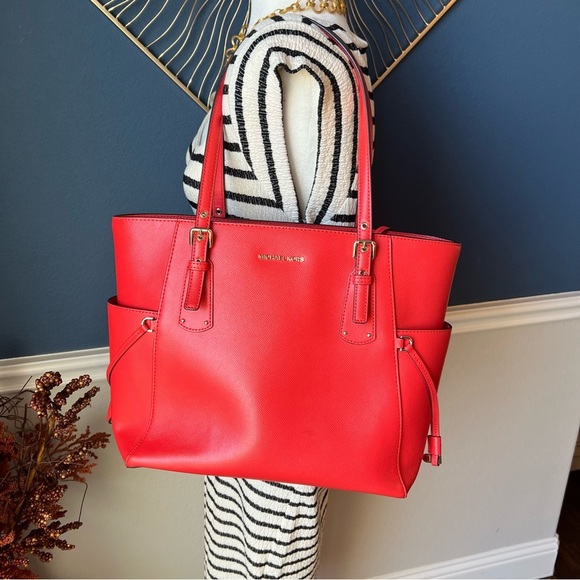 Michael Kors Voyager Large Saffiano Leather Tote - Picture 3 of 14